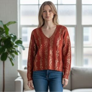 New BRODIE CASHMERE V Neck Sweater in Cinnamon/Champagne